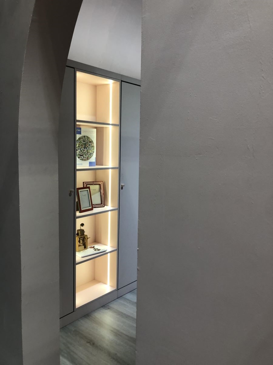 弧形拱门被广泛运用在展场各处,有时是制造缓冲的玄关,有时则能成为令人安心入眠的角落。 弧形拱门被广泛运用在展场各处,有时是制造缓冲的玄关,有时则能成为令人安心入眠的角落。