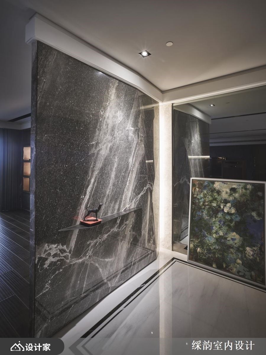 大石材作为界定玄关与公领域的隔断设计,下方嵌入细致层板,展示风格小对象,伴随光线的映照下,流露艺术丰采。 大石材作为界定玄关与公领域的隔断设计,下方嵌入细致层板,展示风格小对象,伴随光线的映照下,流露艺术丰采。