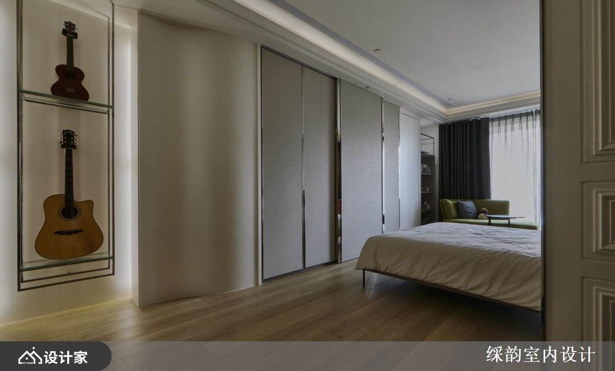 将屋主喜爱的音乐融入私领域,创造专属风格,像是特别打造收纳吉他的柜体设计,透过轻盈的陈列手法,让对象转化为空间的美学端景。 将屋主喜爱的音乐融入私领域,创造专属风格,像是特别打造收纳吉他的柜体设计,透过轻盈的陈列手法,让对象转化为空间的美学端景。
