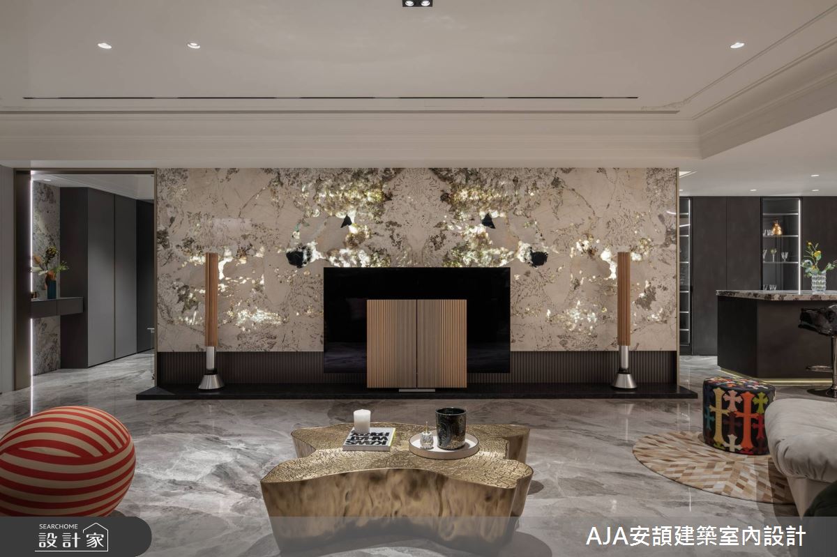 绿光奢石电视墙与对应窗景,白天晚上反射光影各有不同。 绿光奢石电视墙与对应窗景,白天晚上反射光影各有不同。