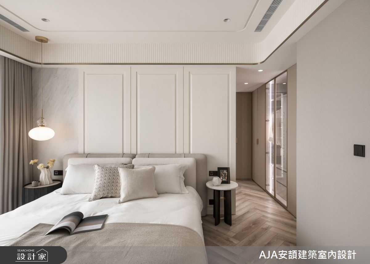 主卧衣柜设计,仿镀钛金属的铝板喷漆与透明玻璃做出轻盈透亮的质感,搭配低彩度的皮革裱布,柔和空间调性,同时兼顾机能与视觉层次。 主卧衣柜设计,仿镀钛金属的铝板喷漆与透明玻璃做出轻盈透亮的质感,搭配低彩度的皮革裱布,柔和空间调性,同时兼顾机能与视觉层次。