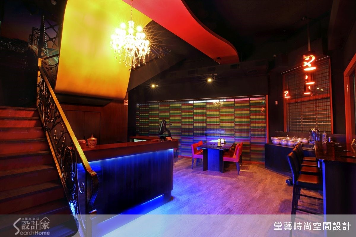 善用灯光、色彩，火锅店也有夜店感