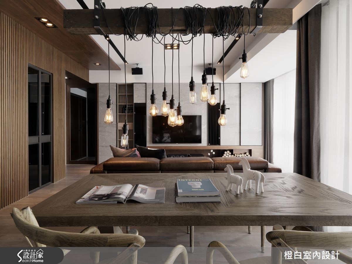 复古家具和深色木纹，住家也像工业小酒馆