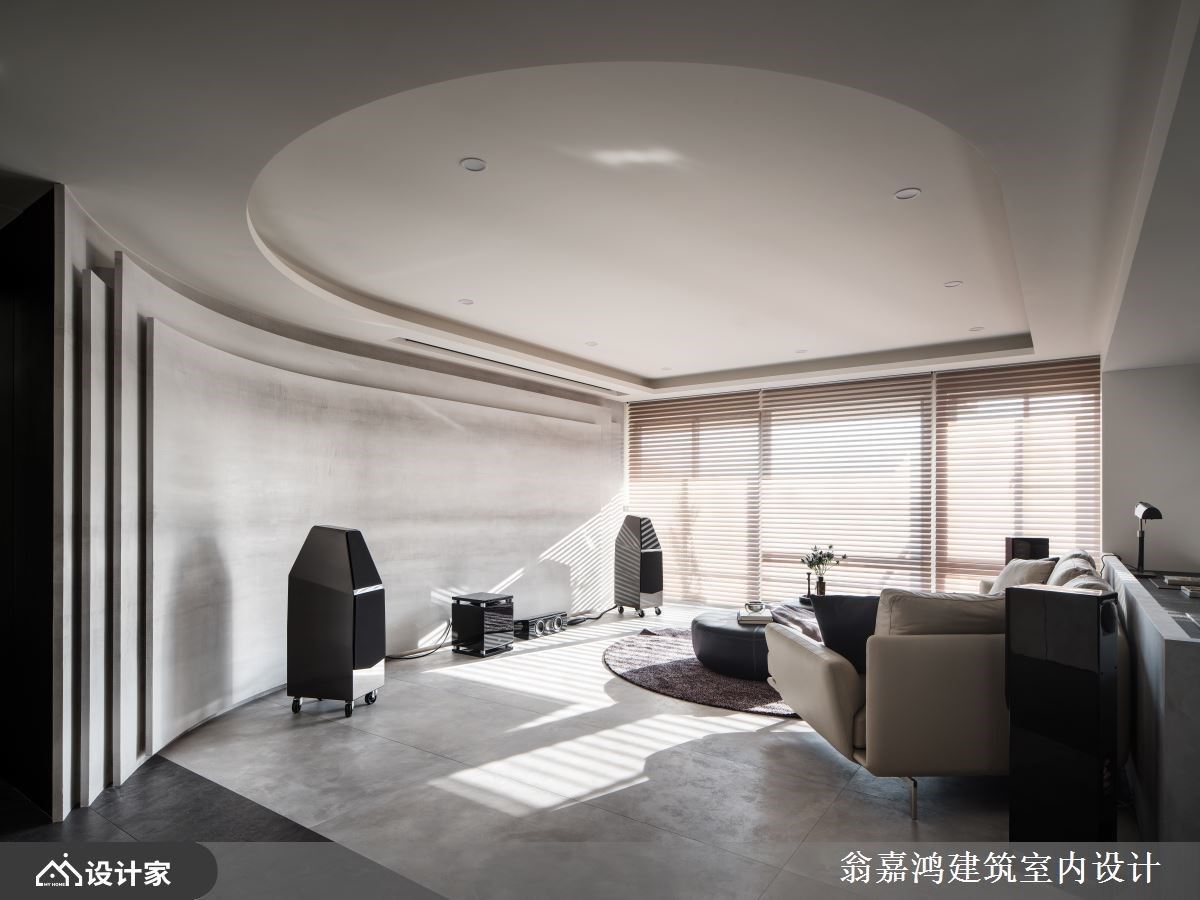 黑灰现代风新成屋，通过弧形修饰和材质拼接诗意家的情绪