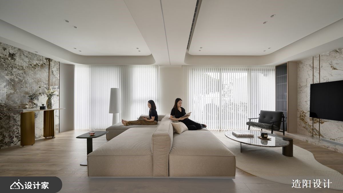 现代轻奢风住宅设计，双面沙发演绎开放客厅与起居空间让家人互动成亮点